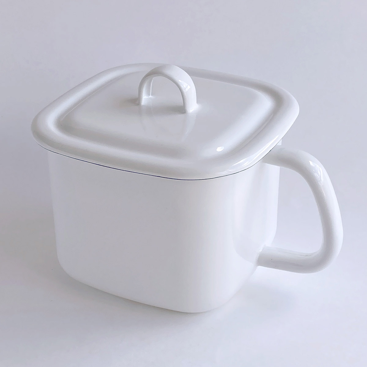 蓋も琺瑯素材で、加熱調理中は温かさと香りをキープ