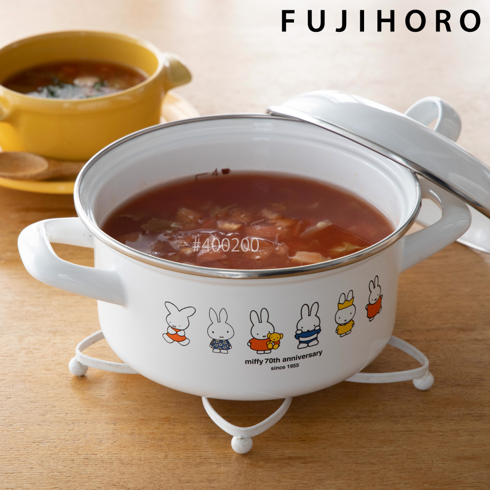 表面がツルツルのガラス質なので雑菌が繁殖しにくく、また金属類の溶出もないので衛生的