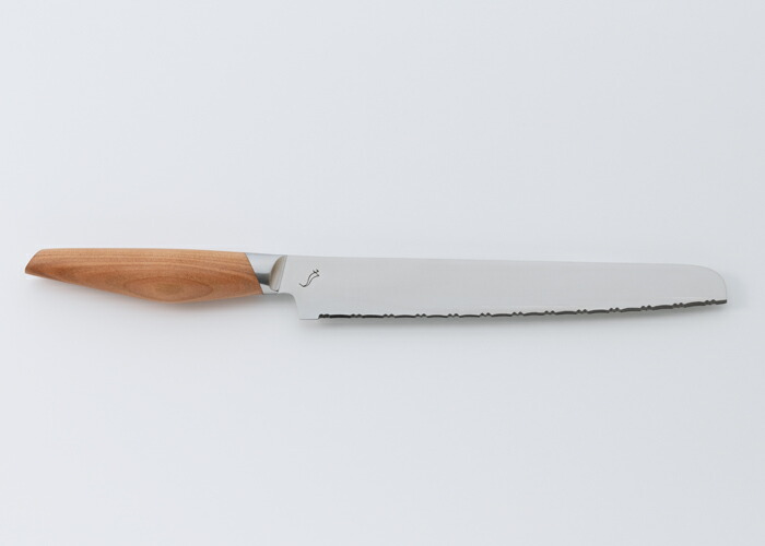 全鋼ハイカーボンステンレスを採用した刀身、スミカマの新開発技術「ZERO EDGE」研ぎ工法を施した刃先