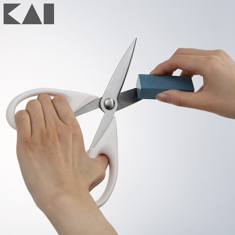 水をつけてこするだけで、包丁だけでなくシンクのサビや汚れ落としにもご使用いただけます