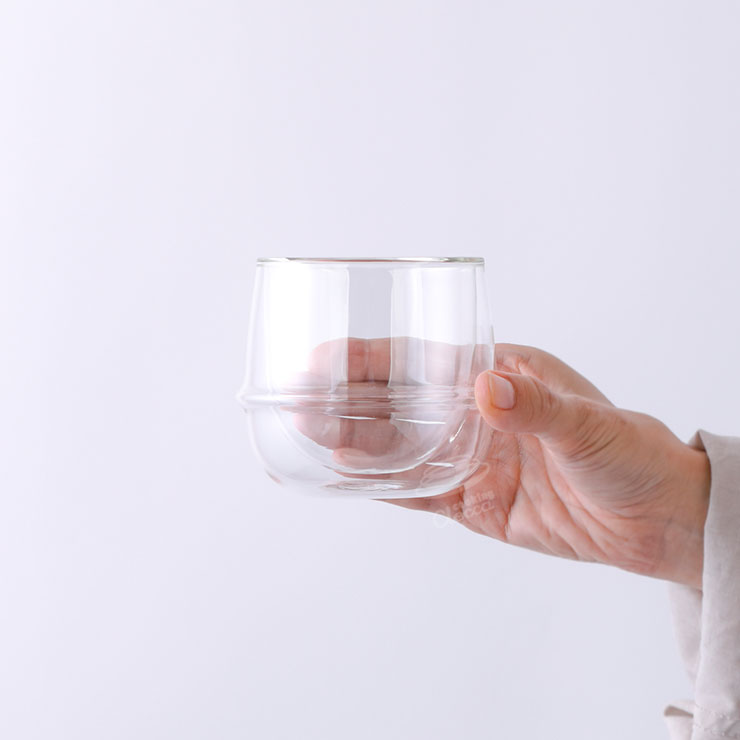 安定感があるフォルムで指を掛けて持ちやすい