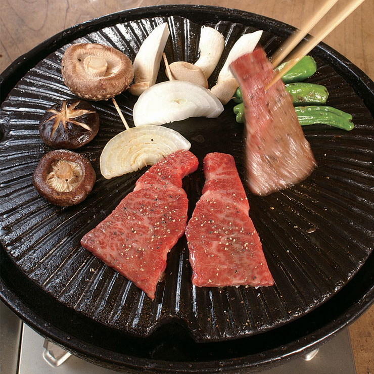 焼肉や焼魚が遠赤外線効果で炭火焼きのようにジューシーに焼き上がり、煙の出が少ない卓上グリル