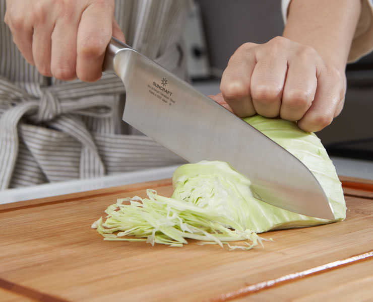 野菜を切るのが得意な菜切り包丁とお肉を切るのに特化した牛刀包丁の特性を合わせ持っています