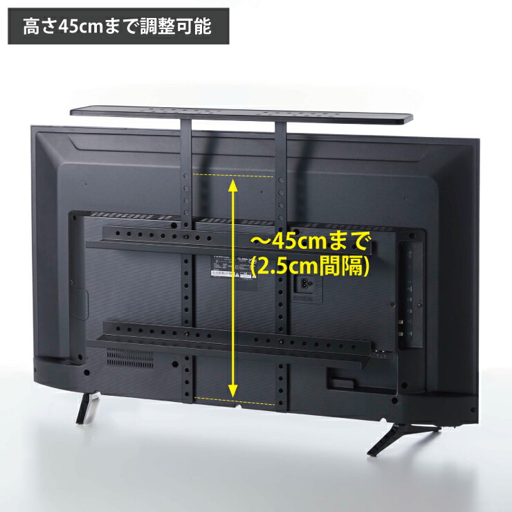 テレビ裏の棚板には、ルーター、外付けHDD、掃除道具、電源タップ、ゲーム周辺機などを隠して収納